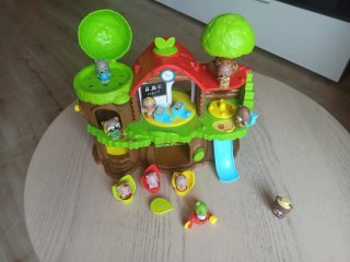 Escuela Klorofil con figuras