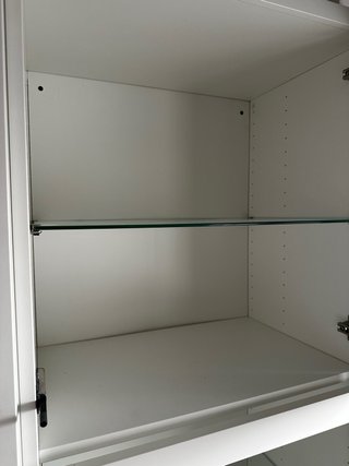 Mueble blanco con puertas y cristal