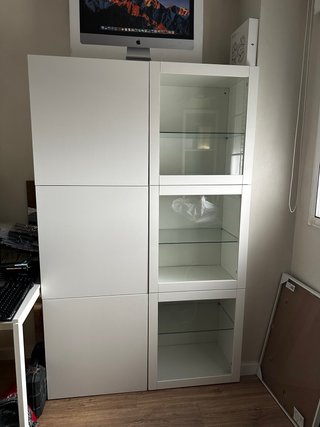 Mueble blanco con puertas y cristal