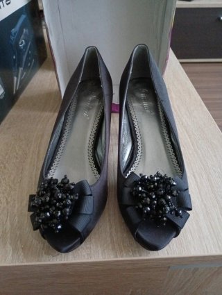 Zapatos de tacón negros con pedrería