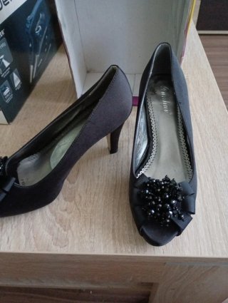Zapatos de tacón negros con pedrería