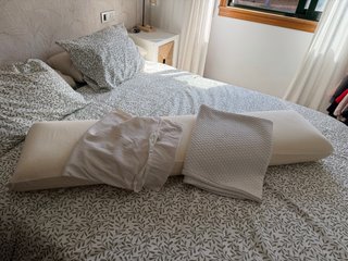 Almohada viscoelástica 135cm. Con dos fundas.