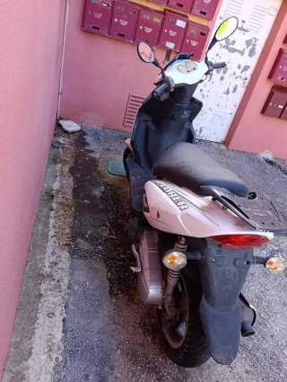 Moto Scooter Explorer Negra y Blanca