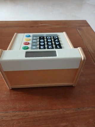 Caja registradora de juguete con cajón. De ikea.