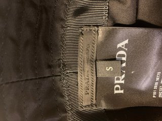 Cappello bucket Prada nero in renylon taglia S
