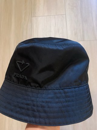 Cappello bucket Prada nero in renylon taglia S