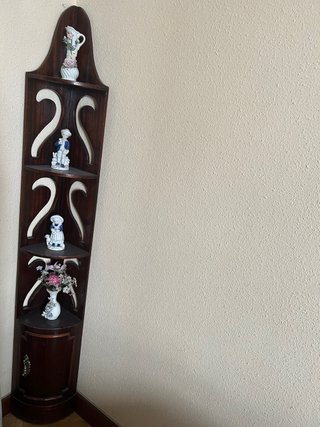 Mueble esquinero de madera con adornos
