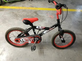 Bicicleta infantil roja y negra