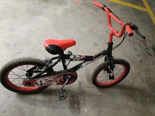 Bicicleta infantil roja y negra