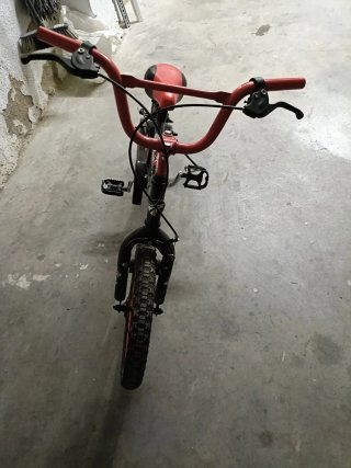 Bicicleta infantil roja y negra