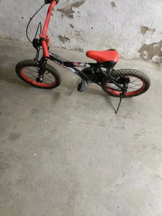 Bicicleta infantil roja y negra