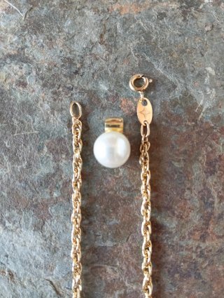 Cadena dorada y colgante de perla.
