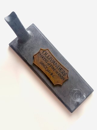 Varita Harry Potter + Base Ollivanders