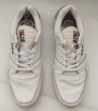 Zapatillas Fila Blancas y Plateadas