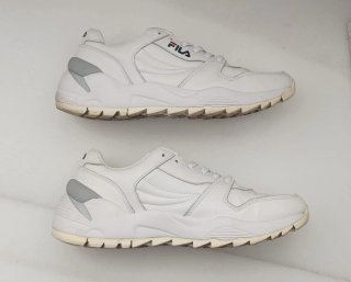 Zapatillas Fila Blancas y Plateadas
