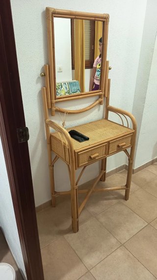 Mesita de noche y cabecero de bambú