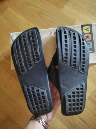 Sandalias negras Yokono