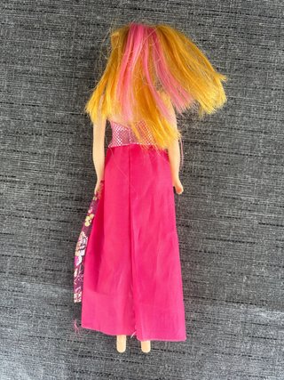 Muñeca con vestido rosa y dorado