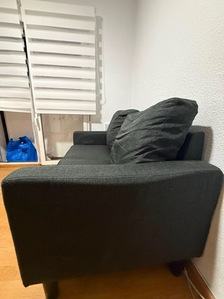 Sofá 2 plazas fijo  color gris tela semi-nuevo.