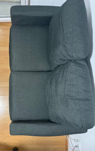 Sofá 2 plazas fijo  color gris tela semi-nuevo.
