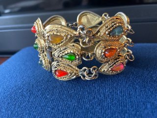 Pulsera brazalete dorada y piedras multicolor