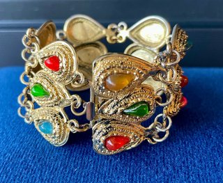Pulsera brazalete dorada y piedras multicolor