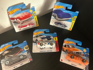 Lote 5 Hot Wheels: 3 básicos + Ferrari y k.i.t.t