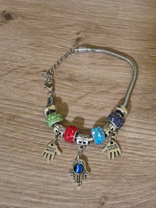 Pulsera tipo Pandora con charms