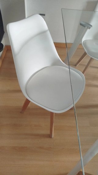 Mesa de cristal con 4 sillas blancas