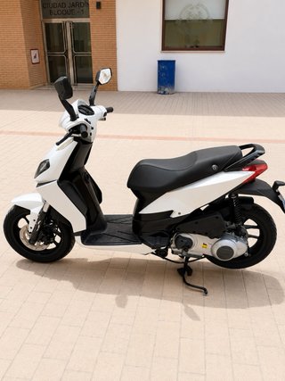 Aprilia Sportcity Scooter Blanca