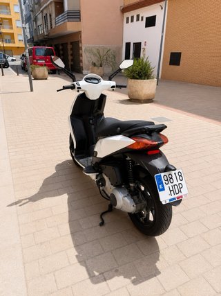Aprilia Sportcity Scooter Blanca