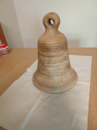 Campana de terracota decorada