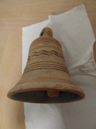 Campana de terracota decorada