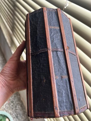 Pequeño baúl antiguo