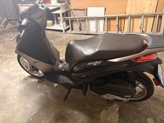 Piaggio Medley Scooter Negro y Gris