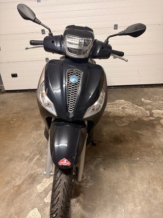 Piaggio Medley Scooter Negro y Gris