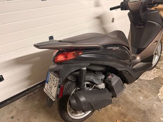 Piaggio Medley Scooter Negro y Gris