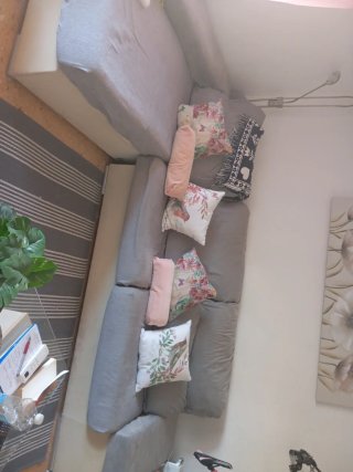 Sofá chaise longue gris,amplio espacio en arcon