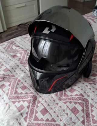 Casco de moto negro con detalles rojos