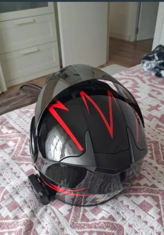 Casco de moto negro con detalles rojos