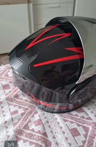 Casco de moto negro con detalles rojos