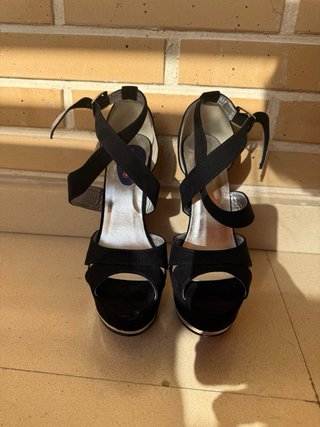 Tacones fiesta negros y plateados talla 37