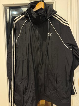 Chaqueta Adidas Negra con Rayas Blancas