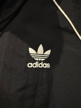 Chaqueta Adidas Negra con Rayas Blancas