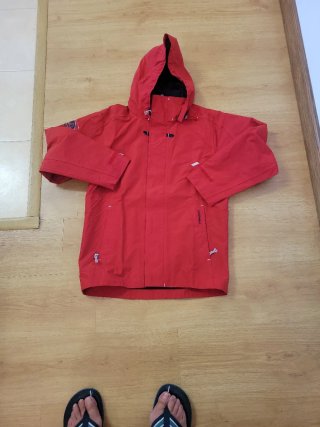 Chaqueta impermeable roja con capuchs