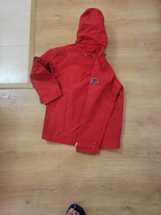 Chaqueta impermeable roja con capuchs