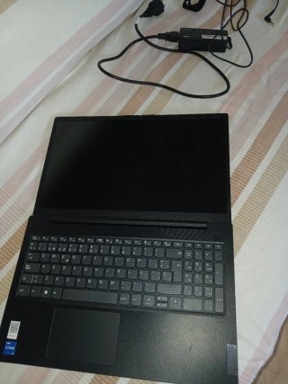 Lenovo V15 G4 Portátil Negro