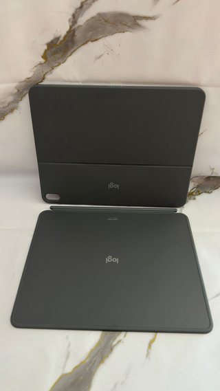 Logitech Combo Touch para iPad Air 13”