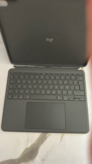 Logitech Combo Touch para iPad Air 13”