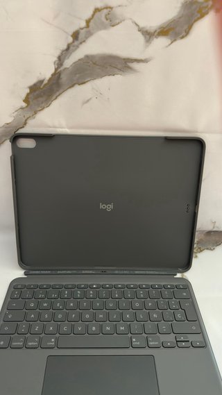 Logitech Combo Touch para iPad Air 13”